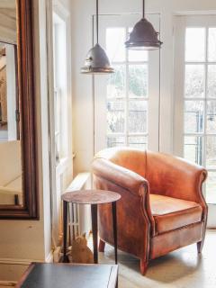 Pair of Round Side Tables - 4462136