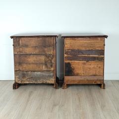 Pair of Similar Italian Walnut Bedside Cabinets 17th or 18th Century - 2647760