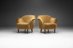 Pair of Upholstered Armchairs with Button Details Europe Mid 20th Century - 3682195