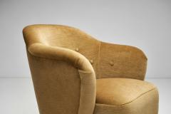 Pair of Upholstered Armchairs with Button Details Europe Mid 20th Century - 3682213