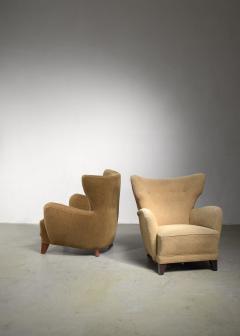 Pair of wingback lounge chairs - 1489662