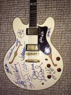 ROCK AND ROLL LEGENDS AUTOGRAPHED GUITAR - 735287