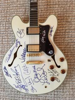 ROCK AND ROLL LEGENDS AUTOGRAPHED GUITAR - 735290