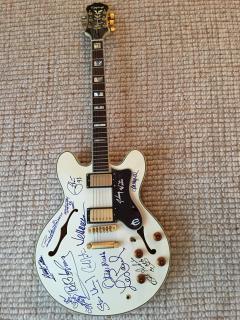 ROCK AND ROLL LEGENDS AUTOGRAPHED GUITAR - 735291