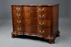 Rare 18thc Continental mahogany commode of oxbow form - 4752944