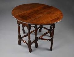 Rare 18thc red walnut gateleg table of small proportions fine patina - 4805689