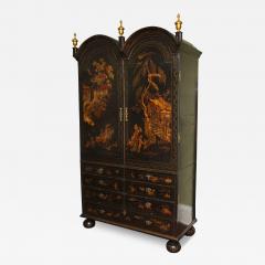 Rare Queen Anne Japanned Wardrobe Cabinet with original chinoiserie decoration - 3952554