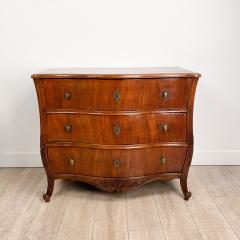 Rare Walnut Italian Serpentine and Bombe Three Drawer Chest circa 1750 - 2490134