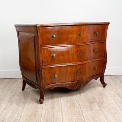 Rare Walnut Italian Serpentine and Bombe Three Drawer Chest circa 1750 - 2490138