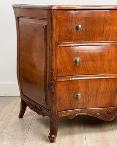 Rare Walnut Italian Serpentine and Bombe Three Drawer Chest circa 1750 - 2490139