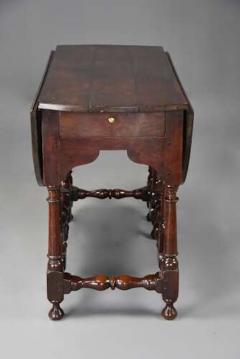 Rare early 18th century walnut gateleg table of fine patina - 4756897