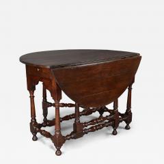 Rare early 18th century walnut gateleg table of fine patina - 4762044