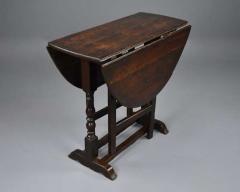 Rare late 17thc oak gateleg table of small proportions - 4805936