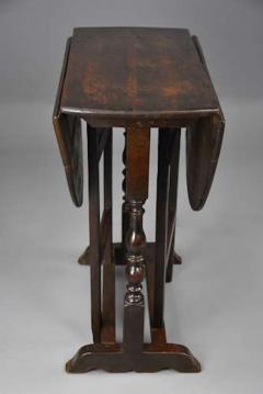 Rare late 17thc oak gateleg table of small proportions - 4805938