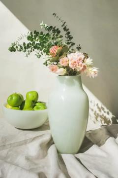 Robert Kuo Contemporary Urn Shape Vase in Bai Jade Peking Glass by Robert Kuo - 3834973