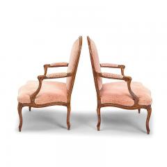 Rose Tarlow Pair of Rose Tarlow Melrose House Louis XV Style Walnut Fauteuil Arm Chairs - 4712504