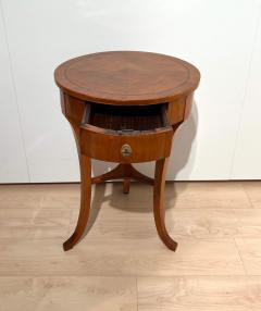 Round three legged Biedermeier Side Table Walnut South Germany circa 1820 - 2812742