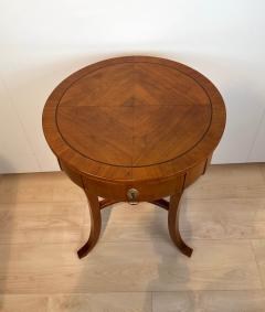 Round three legged Biedermeier Side Table Walnut South Germany circa 1820 - 2812744