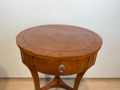 Round three legged Biedermeier Side Table Walnut South Germany circa 1820 - 2812746