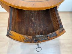 Round three legged Biedermeier Side Table Walnut South Germany circa 1820 - 2812751