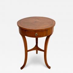 Round three legged Biedermeier Side Table Walnut South Germany circa 1820 - 2813583