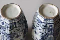 SMALL PAIR OF 18TH CENTURY OCTAGONAL DUTCH DELFT VASES IN THE CHINOISERIE TASTE - 4348188