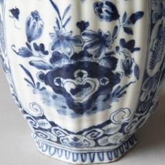 SMALL PAIR OF 18TH CENTURY OCTAGONAL DUTCH DELFT VASES IN THE CHINOISERIE TASTE - 4348192