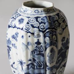 SMALL PAIR OF 18TH CENTURY OCTAGONAL DUTCH DELFT VASES IN THE CHINOISERIE TASTE - 4348193