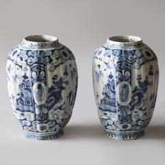 SMALL PAIR OF 18TH CENTURY OCTAGONAL DUTCH DELFT VASES IN THE CHINOISERIE TASTE - 4348199