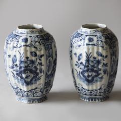 SMALL PAIR OF 18TH CENTURY OCTAGONAL DUTCH DELFT VASES IN THE CHINOISERIE TASTE - 4348201