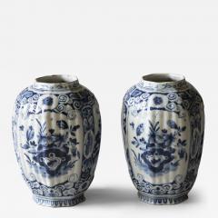 SMALL PAIR OF 18TH CENTURY OCTAGONAL DUTCH DELFT VASES IN THE CHINOISERIE TASTE - 4351067