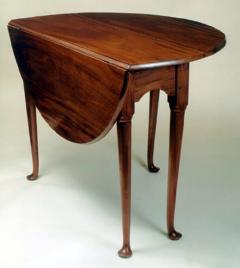 SMALL QUEEN ANNE DROPLEAF TABLE - 3068790