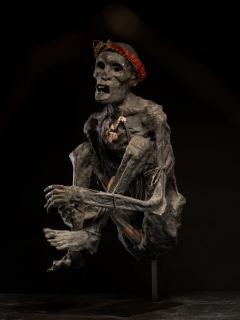 Sculptured model of a smoked Papua Mummie papier m ch 20th C - 4269854