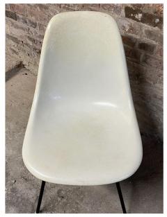 Set of 4 Vintage White Fiberglass Eames Chairs by Herman Miller - 2877869