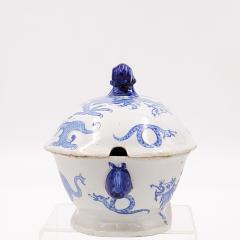 Small English Porcelain Sauce Tureen in the Chinese Taste circa 1900 - 2763906