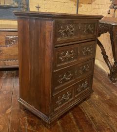 Small Italian Walnut Chest Of Drawers 17th Century - 3297823