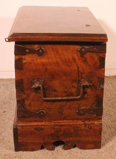 Small Spanish Walnut Chest 17th Century - 3805942