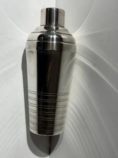 Streamlined Cocktail Shaker in Silverplate - 3865731