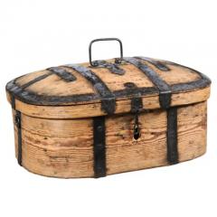 Swedish 1790s Rustic Oval Top Wooden Box with Iron Accents and Distressed Patina - 3498482