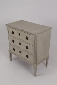 Swedish 1820s Gustavian Style Gray Painted Chest with Carved Semi Columns - 3595949