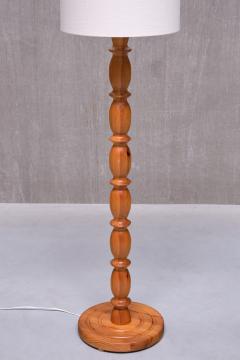 Swedish Modern Floor Lamp in Carved Solid Pine Wood 1960s - 3673601
