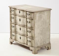 Swedish Serpentine Commode - 1582990