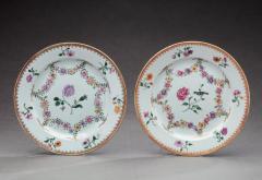 TWO NEARLY IDENTICAL CHINESE EXPORT PORCELAIN FAMILLE ROSE PLATES - 1116387