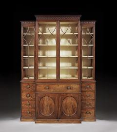 Thomas Chippendale A Fine and rare compact george III mahogany breakfront bookcase - 4463662