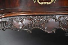Thomas Chippendale Superb quality late 19thc serpentine commode in the Chippendale style - 4755839