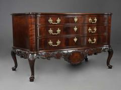 Thomas Chippendale Superb quality late 19thc serpentine commode in the Chippendale style - 4755840