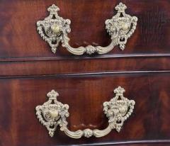 Thomas Chippendale Superb quality late 19thc serpentine commode in the Chippendale style - 4755841