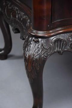 Thomas Chippendale Superb quality late 19thc serpentine commode in the Chippendale style - 4755842