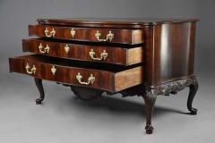 Thomas Chippendale Superb quality late 19thc serpentine commode in the Chippendale style - 4755843