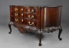 Thomas Chippendale Superb quality late 19thc serpentine commode in the Chippendale style - 4755844